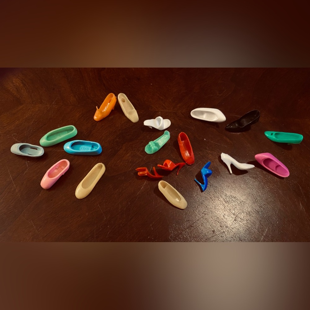 19 Mismatched vintage Barbie doll shoes lot